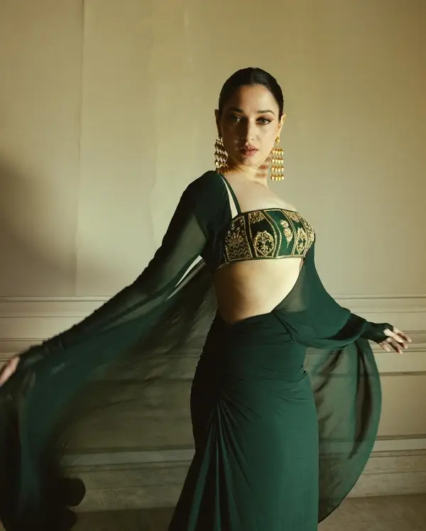 Hot Tamannaah Bhatia Showcased Her Curvy Body in Green Georgette Saree and Stylish Bustier Blouse (6)