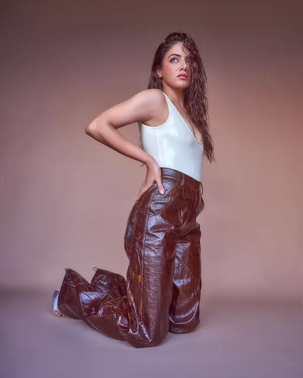 Hot Wamiqa Gabbi Shows Off Big Boobs and Cleavage in White Tank Top Paired With Leather Brown Pants (2)