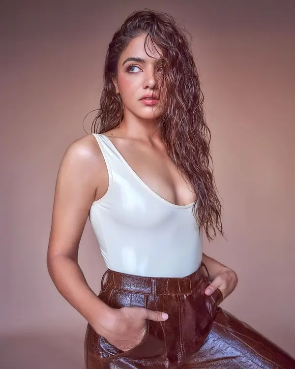 Hot Wamiqa Gabbi Shows Off Big Boobs and Cleavage in White Tank Top Paired With Leather Brown Pants (6)