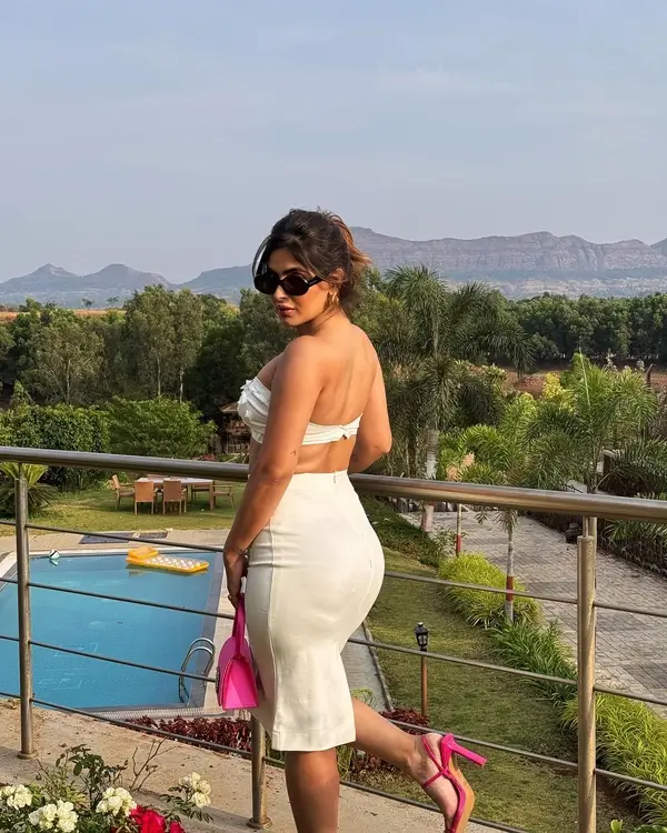 Karishma Sharma Display Big Boobs in White Tube Top With a Ruched Mini Skirt Looked Stunning (3)