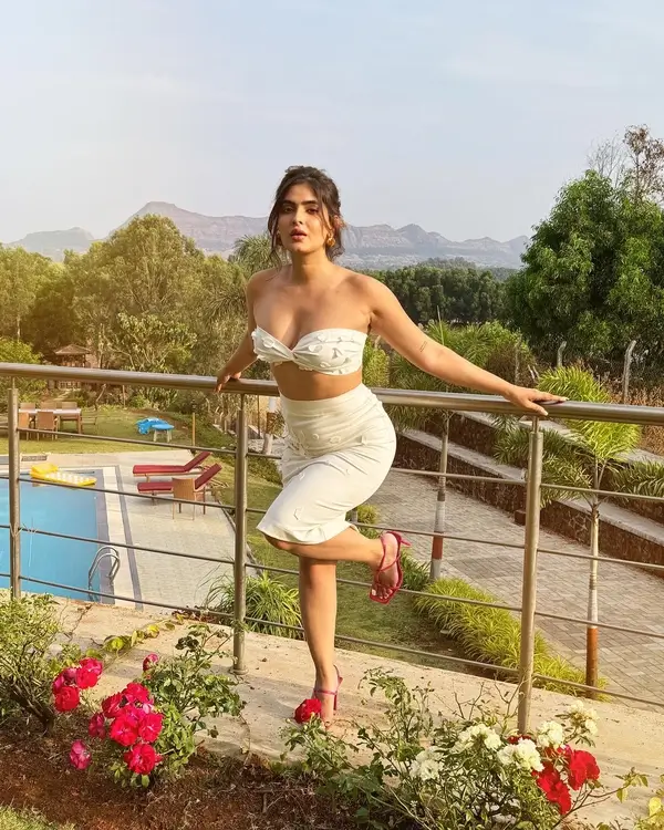 Karishma Sharma Display Big Boobs in White Tube Top With a Ruched Mini Skirt Looked Stunning (4)