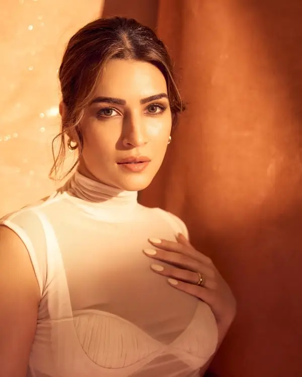 Kriti Sanon Displays Her Big Boobs in Crop Top With Ruched Skirt Raised the Heat in Style (4)
