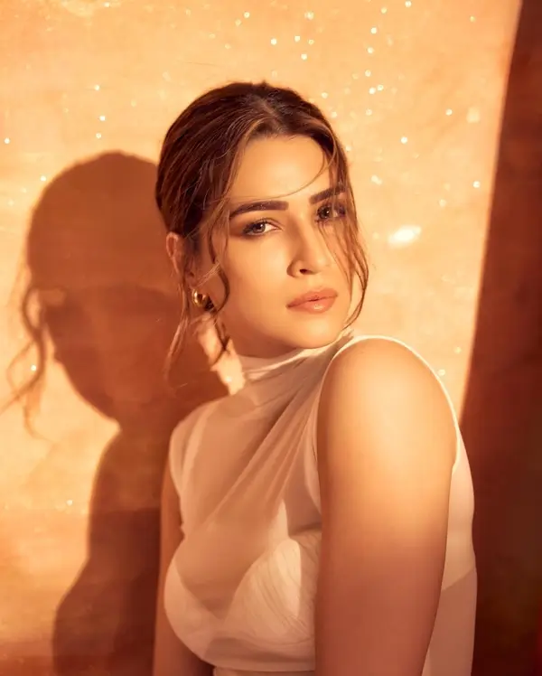 Kriti Sanon Displays Her Big Boobs in Crop Top With Ruched Skirt Raised the Heat in Style (5)