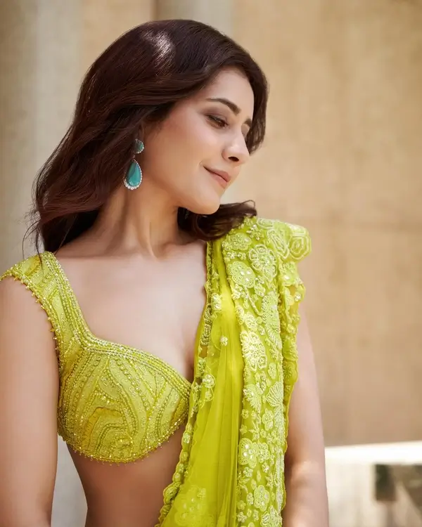 Raashii Khanna Shows Off Big Boobs and Sexy Figure in Green Embroidered See through Saree (6)