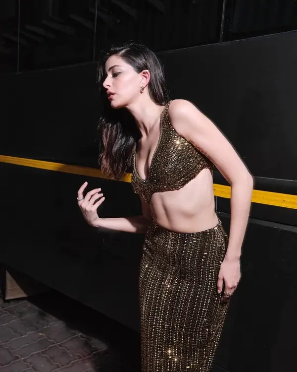Hot Ananya Panday Displays Her Big Boobs and Sexy Figure in a Black and Gold Shimmery Dress (2)