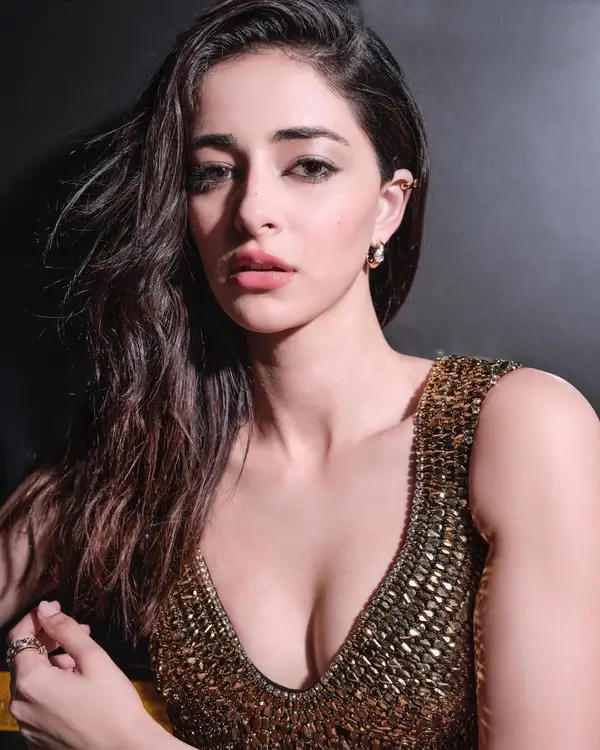 Hot Ananya Panday Displays Her Big Boobs and Sexy Figure in a Black and Gold Shimmery Dress (3)