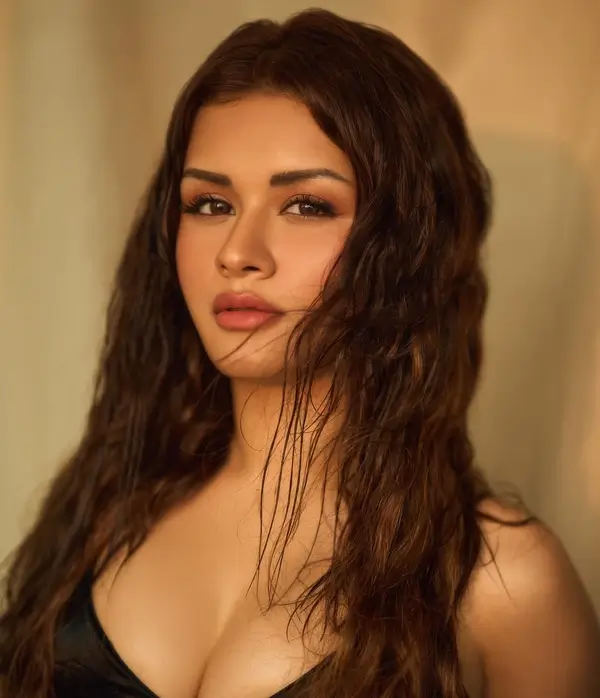 Hot Avneet Kaur Flaunts Her Big Boobs and Sexy Body in Black Bra (7)