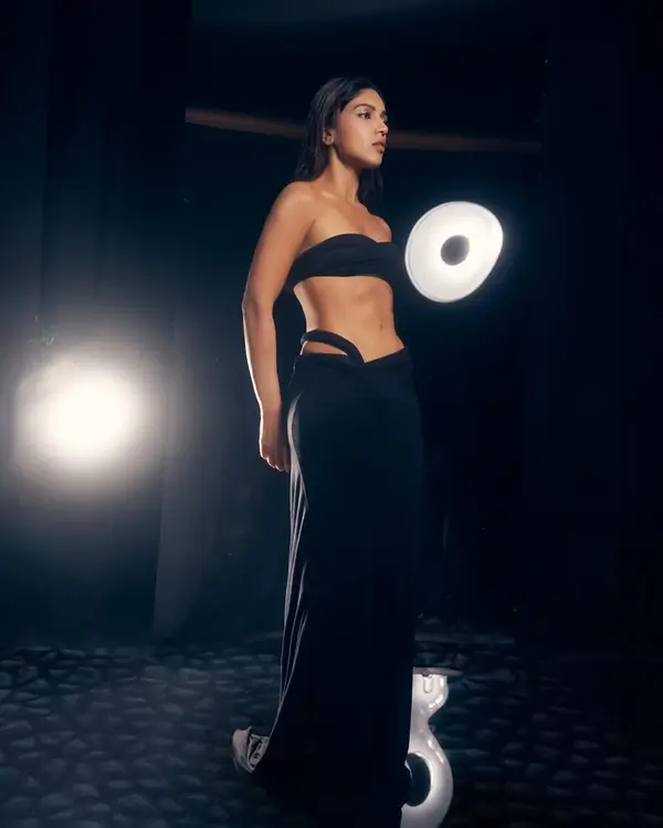 Hot Bhumi Pednekar Displays Her Big Boobs and Sexy Figure in Black Outfits (3)