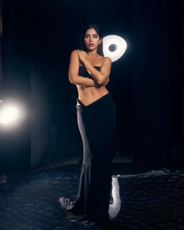 Hot Bhumi Pednekar Displays Her Big Boobs and Sexy Figure in Black Outfits (4)