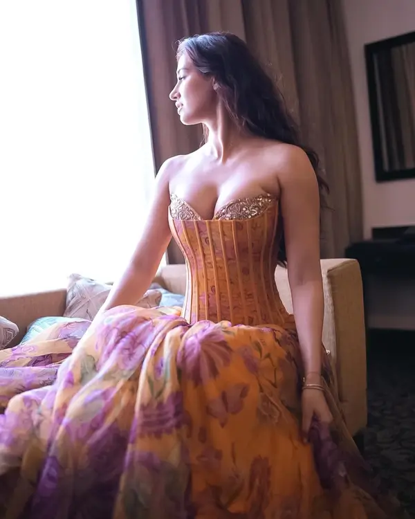Hot Disha Patani Showcased Her Big Boobs and Curvy Figure in Corset Gown (3)