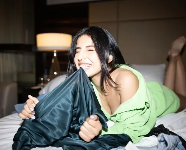 Hot Harshita Gaur Shows Off Big Boobs and Deep Cleavage in Open Bottle Green Shirt (3)