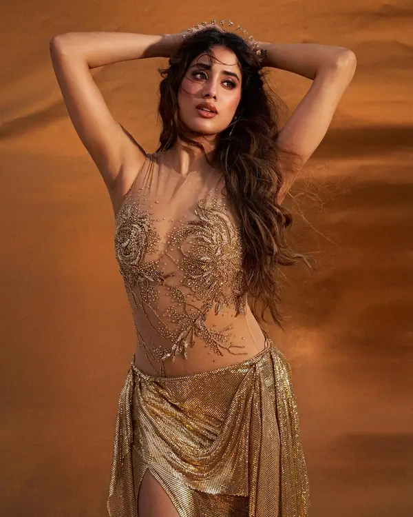 Hot Janhvi Kapoor Flaunts Her Big Boobs and Sexy Body in Gold Attire Looked Stunning (5)