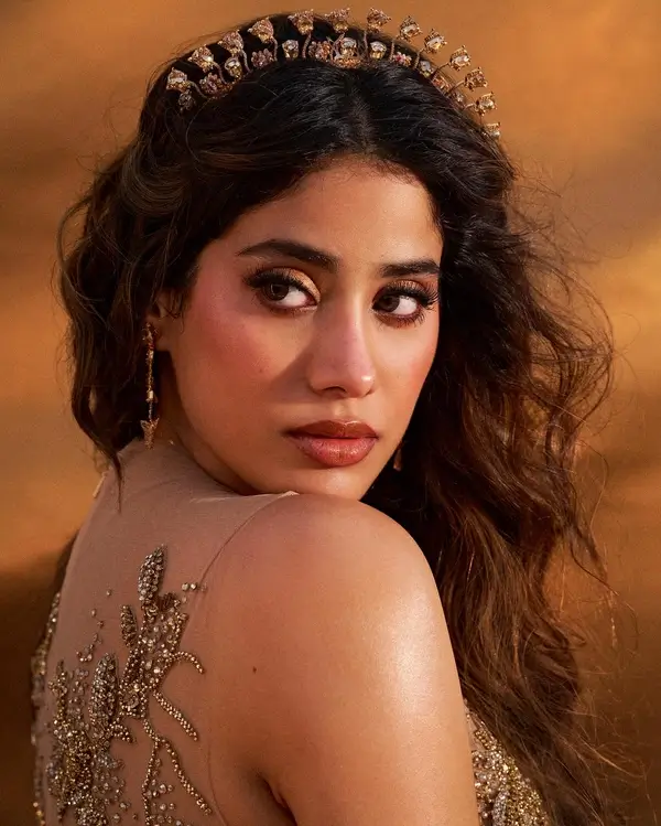 Hot Janhvi Kapoor Flaunts Her Big Boobs and Sexy Body in Gold Attire Looked Stunning (6)