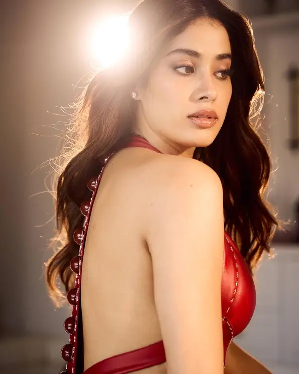 Hot Janhvi Kapoor Flaunts Her Big Boobs and Sexy Body in Red Faux Leather Dress (2)
