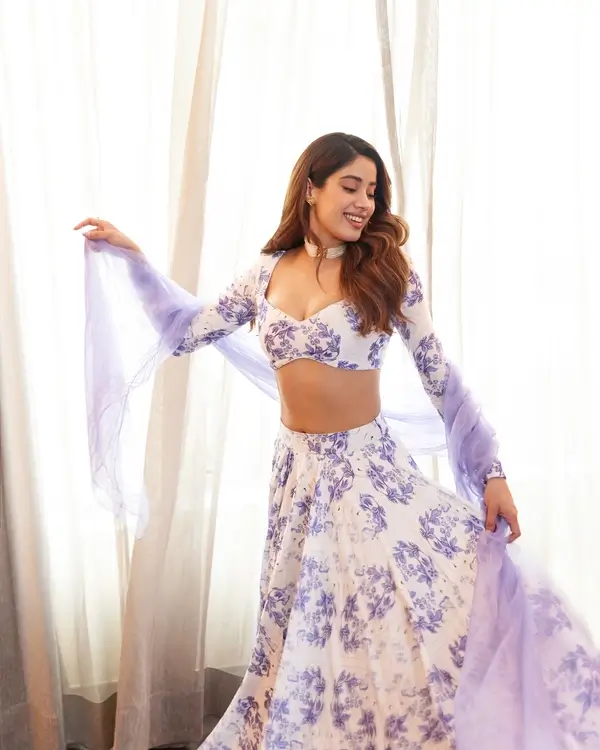 Hot Janhvi Kapoor Flaunts Her Big Boobs in Lavender Saree (2)