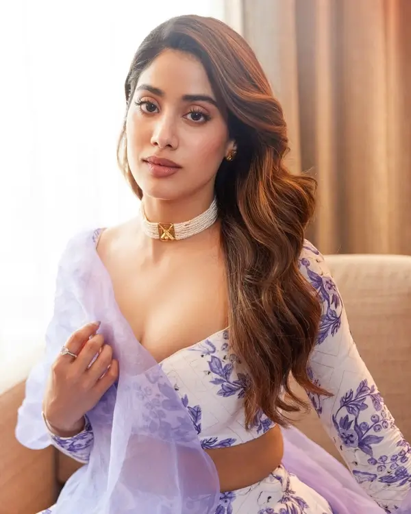 Hot Janhvi Kapoor Flaunts Her Big Boobs in Lavender Saree (3)
