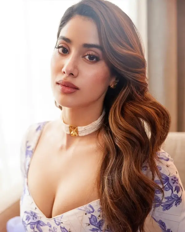 Hot Janhvi Kapoor Flaunts Her Big Boobs in Lavender Saree (4)