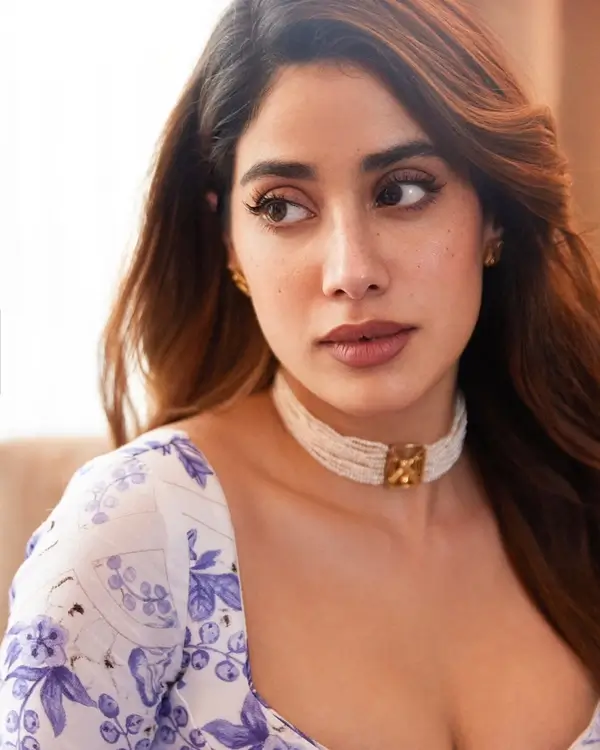Hot Janhvi Kapoor Flaunts Her Big Boobs in Lavender Saree (5)