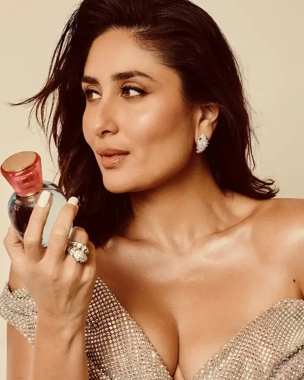 Hot Kareena Kapoor Khan Showing Her Big Boobs and Deep Cleavage in Shimmering Silver Off the shoulder Gown (2)