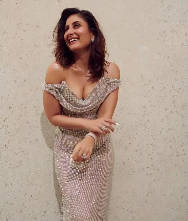 Hot Kareena Kapoor Khan Showing Her Big Boobs and Deep Cleavage in Shimmering Silver Off the shoulder Gown (3)