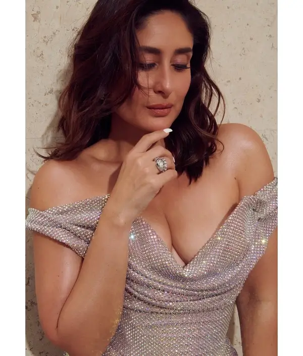 Hot Kareena Kapoor Khan Showing Her Big Boobs and Deep Cleavage in Shimmering Silver Off the shoulder Gown (4)