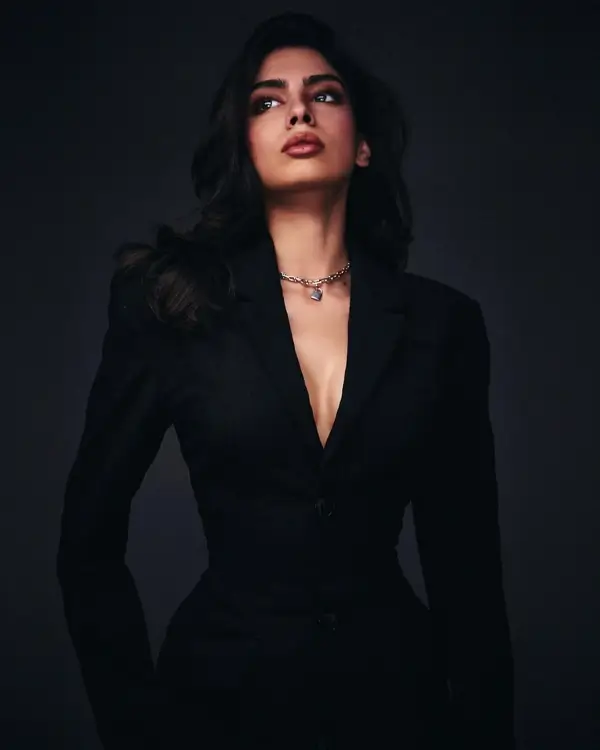 Hot Khushi Kapoor Displays Her Big Boobs in Black Form fitting Twill Blazer Dress (4)