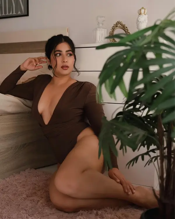 Hot Nikita Sharma Shows Off Big Boobs and Curvy Figure in Low neck Monokini (4)