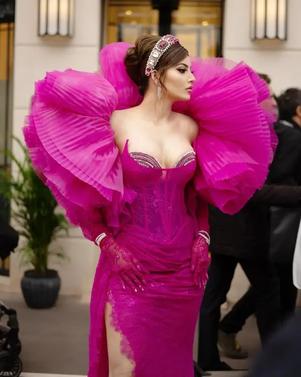 Hot Urvashi Rautela Showcased Her Big Boobs and Curvy Figure in Pink Dress (2)