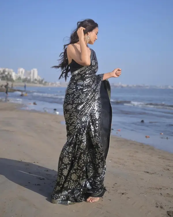 hot Surbhi Jyoti Shows Off big boobs and deep Cleavage in black saree (4)