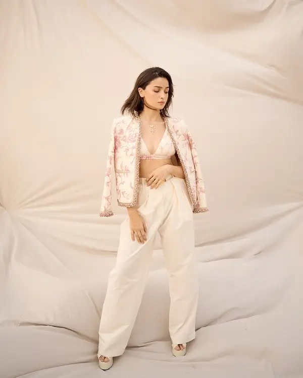 Hot Alia Bhatt Shows Off Big Boobs and Deep Cleavage in Classy Pantsuit (4)