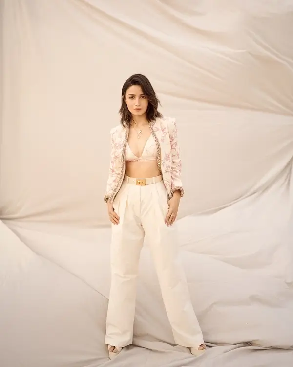 Hot Alia Bhatt Shows Off Big Boobs and Deep Cleavage in Classy Pantsuit (5)