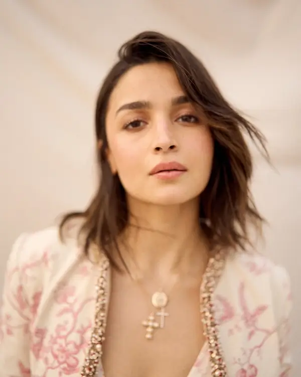 Hot Alia Bhatt Shows Off Big Boobs and Deep Cleavage in Classy Pantsuit (6)