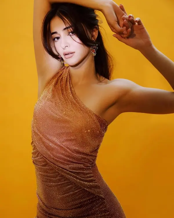 Hot Ananya Panday Displays Her Sexy Figure in One shouldered Mini Dress (2)