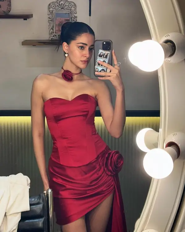 Hot Ananya Panday Shows Off Big Boobs and Deep Cleavage in Red Sleeveless Mini Dress (4)