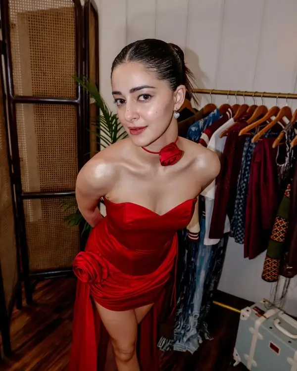 Hot Ananya Panday Shows Off Big Boobs and Deep Cleavage in Red Sleeveless Mini Dress (6)