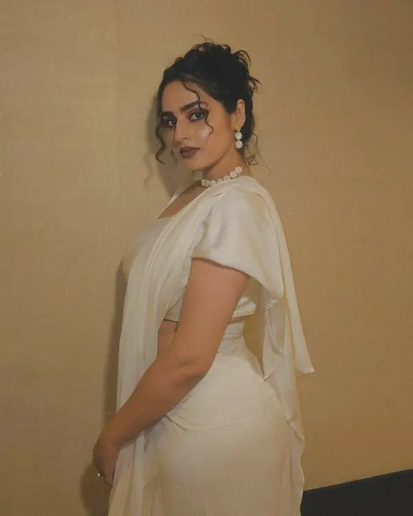 Hot Ayesha Khan Displays Her Big Boobs and Sexy Figure in a Gorgeous White Saree (2)