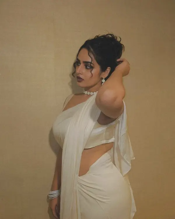 Hot Ayesha Khan Displays Her Big Boobs and Sexy Figure in a Gorgeous White Saree (4)