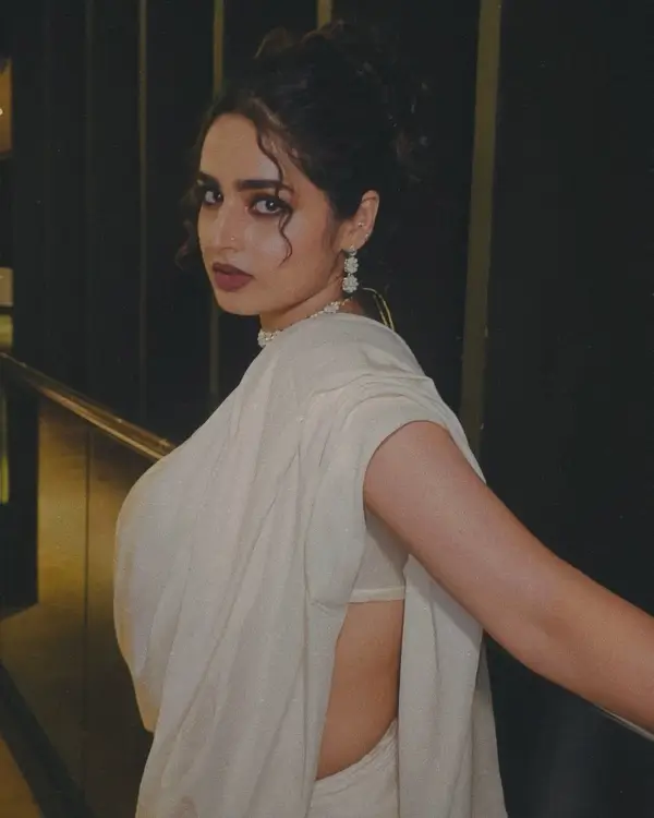 Hot Ayesha Khan Displays Her Big Boobs and Sexy Figure in a Gorgeous White Saree (5)