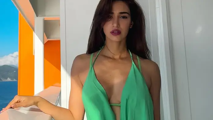 Hot Disha Patani Showcased Her Big Boobs Curvy Figure in Green Dress (1)