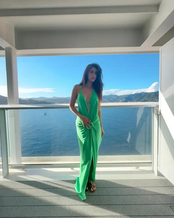 Hot Disha Patani Showcased Her Big Boobs Curvy Figure in Green Dress (4)