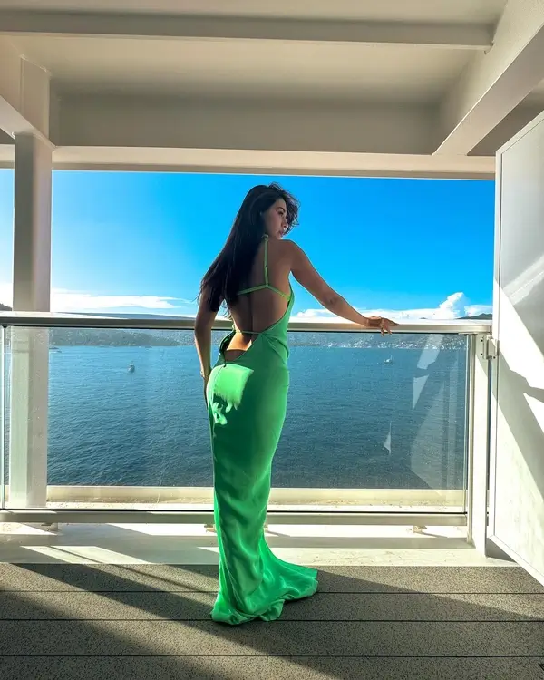 Hot Disha Patani Showcased Her Big Boobs Curvy Figure in Green Dress (6)