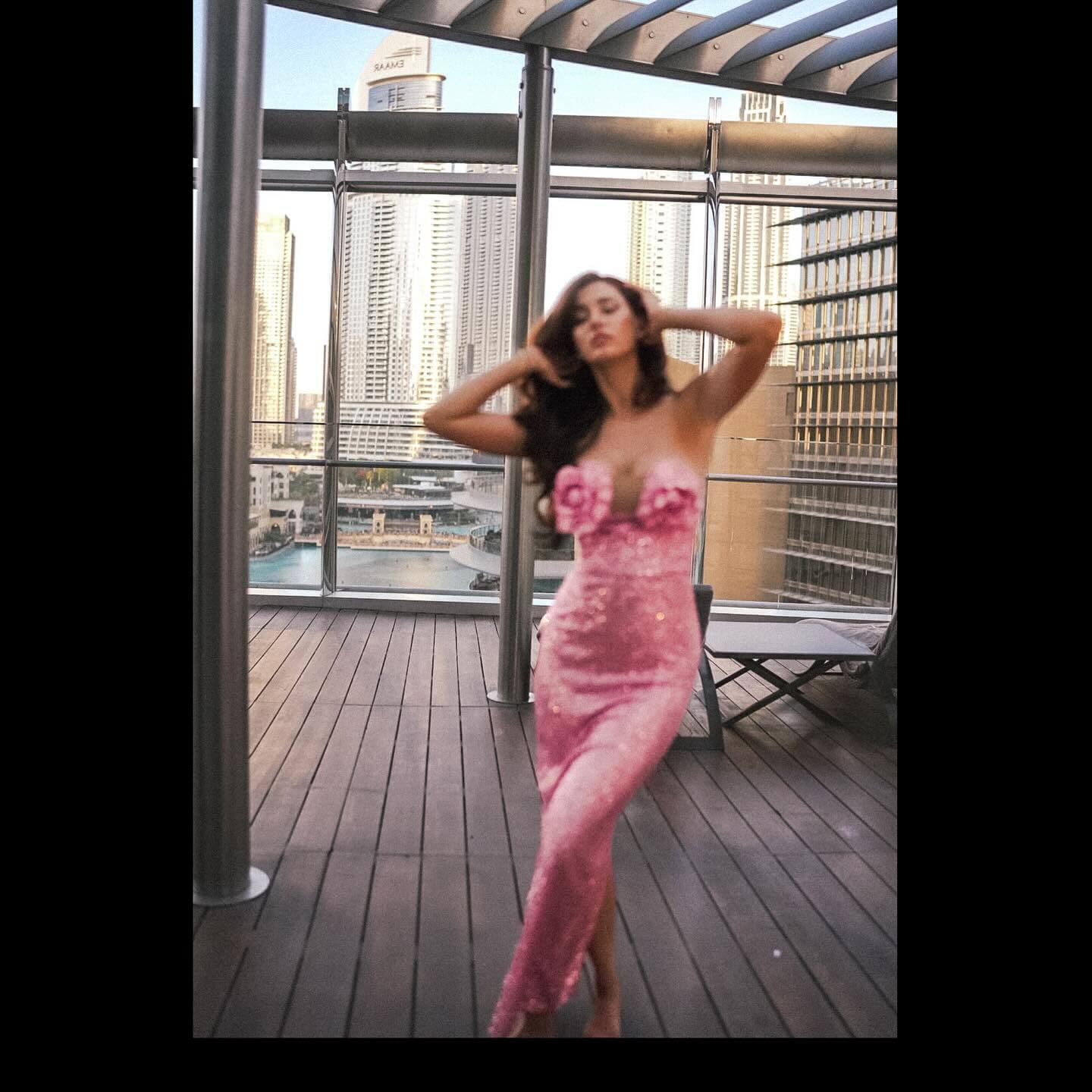 Hot Disha Patani Showcased Her Big Boobs and Curvy Figure in Beautiful Pink Gown (1)