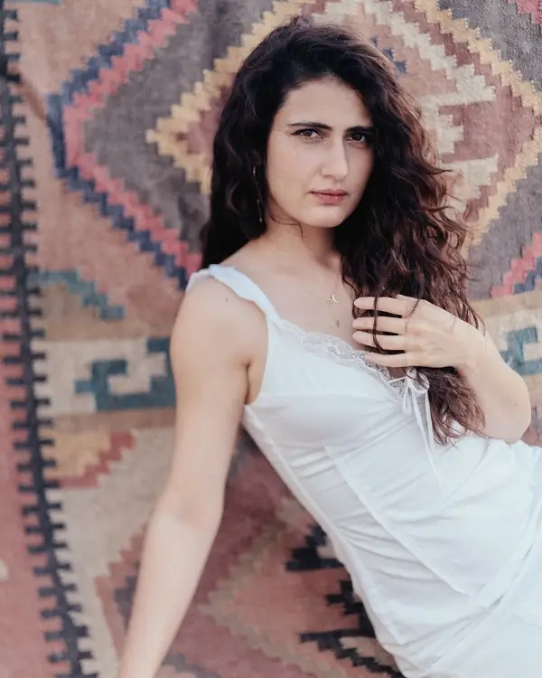 Hot Fatima Sana Shaikh Flaunts Her Big Boobs in White Coloured Outfit (2)