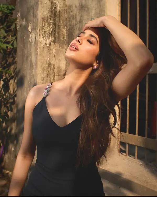 Hot Janhvi Kapoor Shows Off Big Boobs and Sexy Figure in Black Bodycon Dress (3)