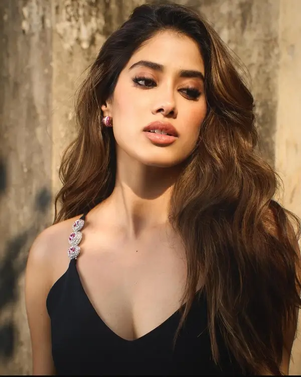 Hot Janhvi Kapoor Shows Off Big Boobs and Sexy Figure in Black Bodycon Dress (4)