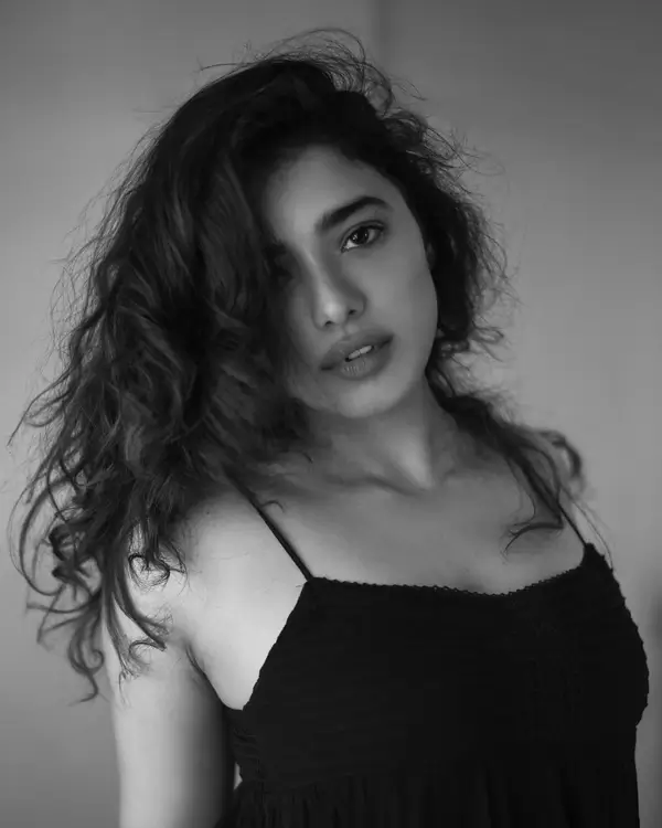 Hot Ketika Sharma Displays Her Big Boobs in a Sleek Black Camisole (5)