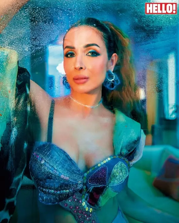 Hot Malaika Arora Shows Off Big Boobs and Deep Cleavage in Bold Blue Bralette Paired With Vibrant Multi colored Pants (6)