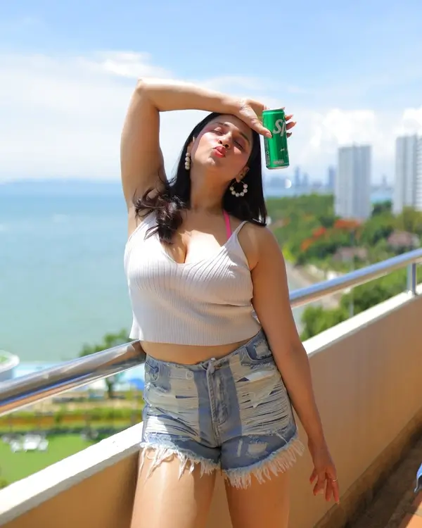 Hot Mannara Chopra Flaunts Her Big Boobs in a White Sleeveless Crop Top and Ripped Denim Pants (5)