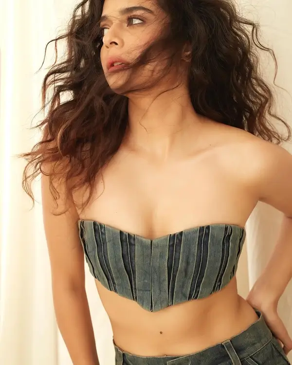 Hot Mithila Palkar Shows Off Big Boobs and Deep Cleavage in a Denim Grey Pant and a Strapless Bralette (2)