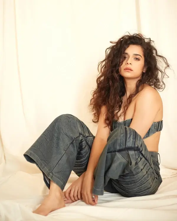 Hot Mithila Palkar Shows Off Big Boobs and Deep Cleavage in a Denim Grey Pant and a Strapless Bralette (3)